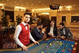 বাংলাদেশের খেলোয়াড় মোবাইলে Surebet স্লটস উপভোগ করছেন